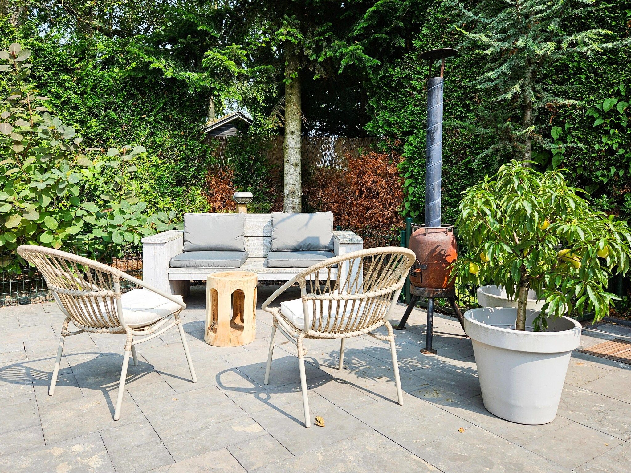 Het terras van Chalet Kieftveen 2-4pax nr 571 met Jacuzzi in Voorthuizen