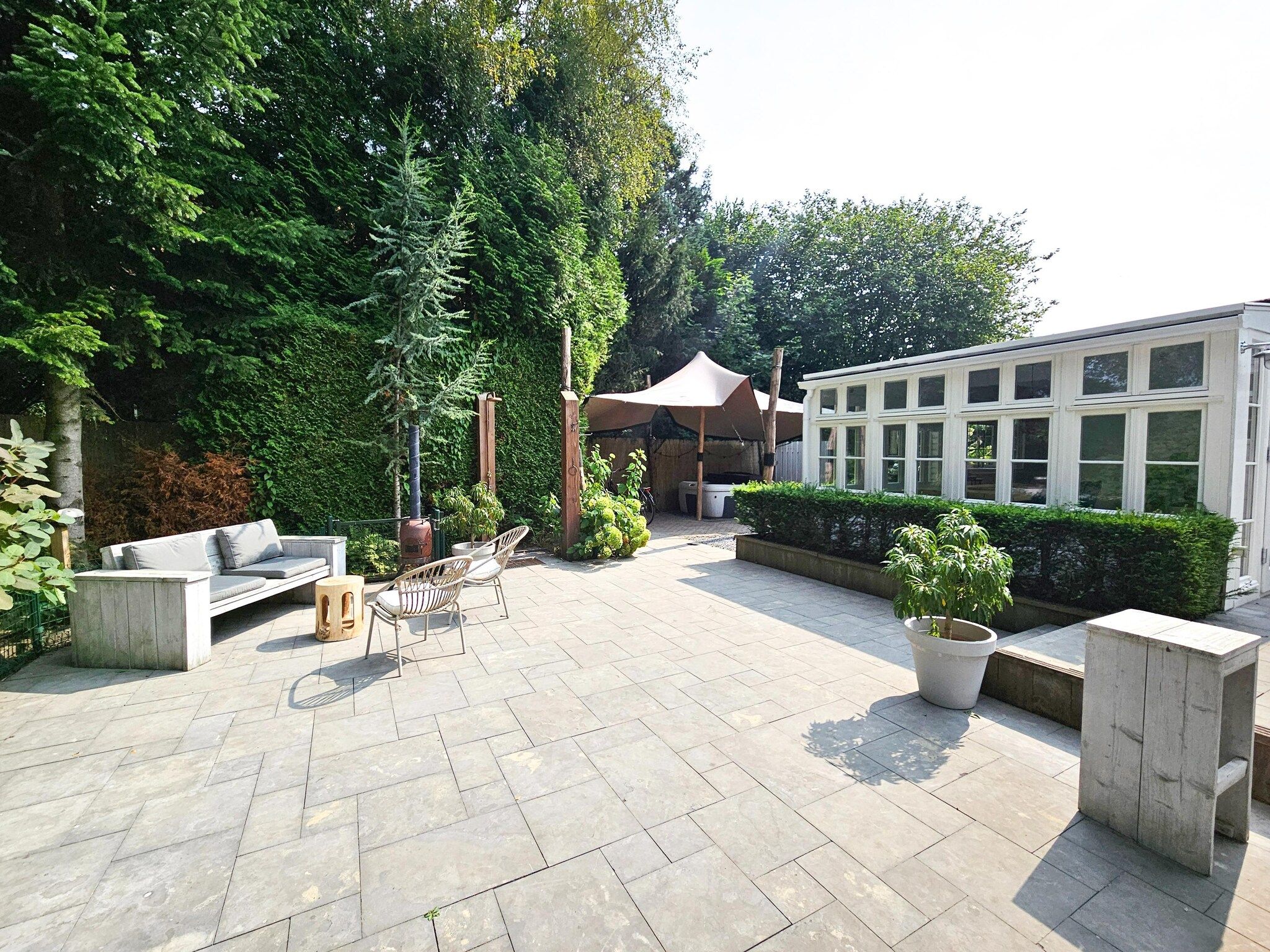 Het terras van Chalet Kieftveen 2-4pax nr 571 met Jacuzzi in Voorthuizen