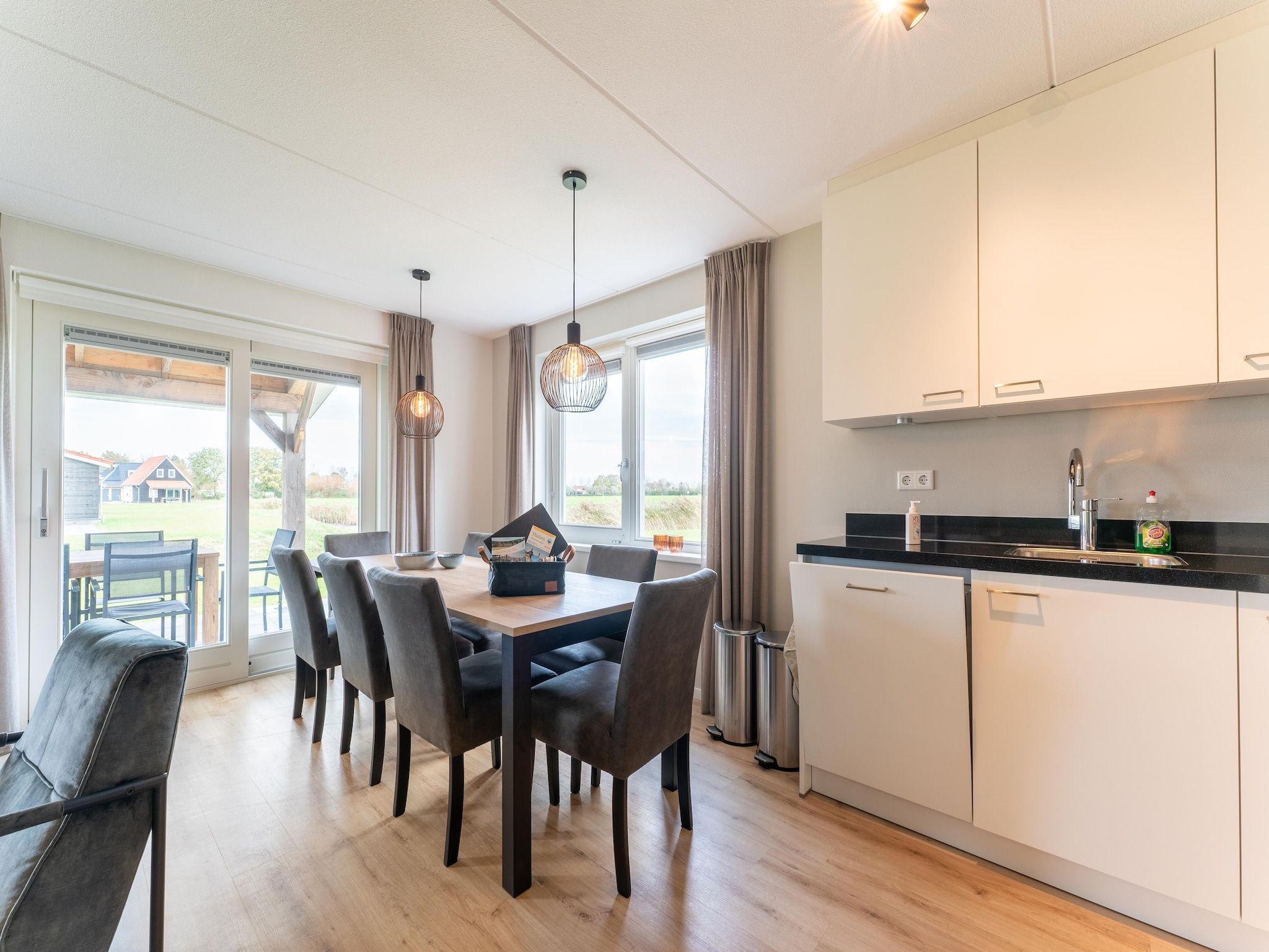 De eetkamer van De Reiger Huis Nr 46 in Scherpenisse