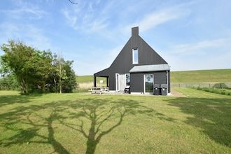 Villa aan zee met tuin in Tzummarum