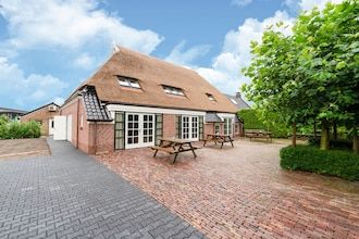 Ruime boerderij met sauna en hottub in Noardburgum