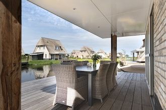 Villa in Tjeukemeer met sauna in Delfstrahuizen