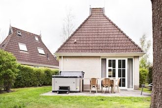Bungalow bij De Alde Feanen met Spa in Friesland