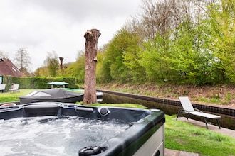 Bungalow in Friesland met Spa en Sloep in Earnewald