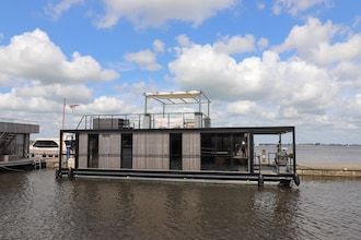 Houseboat met sauna en fantastisch uitzicht in Offingawier