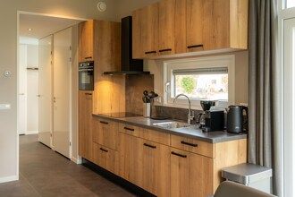 Luxe vakantiewoning omringd door water in Sint Nicolaasga