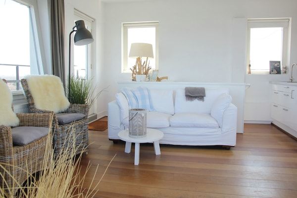 Woonkamer - Torenappartement in Huisduinen aan Zee in Huisduinen (4)