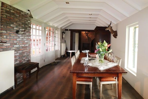 Eetkamer - Villa in Ommen met privévijver in Rheezerveen (4)
