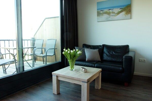 Woonkamer - Knus appartement aan de Friese meren met een aanlegsteiger in Langweer (3)