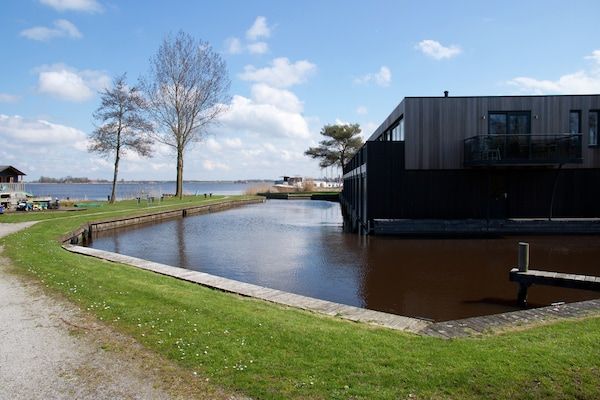 Buitenkant - Knus appartement aan de Friese meren met een aanlegsteiger in Langweer (1)