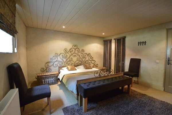 Slaapkamer - Groepsverblijf met privézwembad en sauna in Alphen (5)