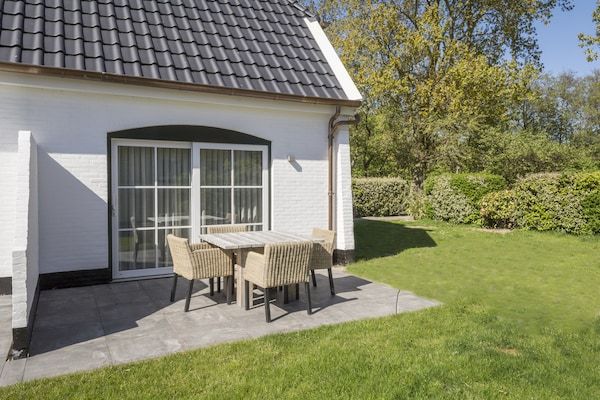 Buitenkant - Rustieke boerderij op Texel met terras in De Cocksdorp Texel (3)
