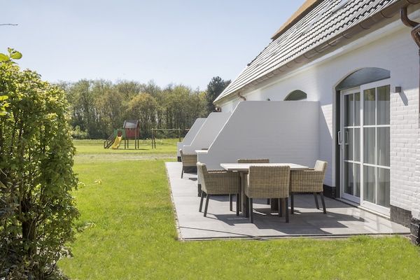 Buitenkant - Rustieke boerderij op Texel met terras in De Cocksdorp Texel (2)