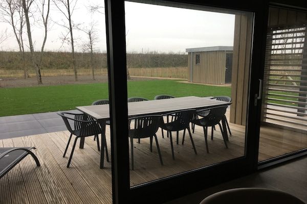 Terras - Villa Oesterdam Deluxe | 8 slaapplaatsen in Tholen (3)