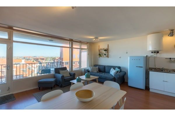 Woonkamer - Romantisch vakantiehuis aan de kust met balkon in Zoutelande (5)