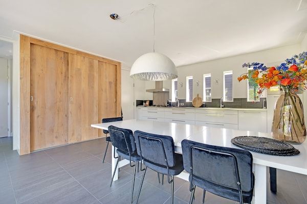 Eetkamer - Familiehuis in Grou bij Watersport in Grou (4)