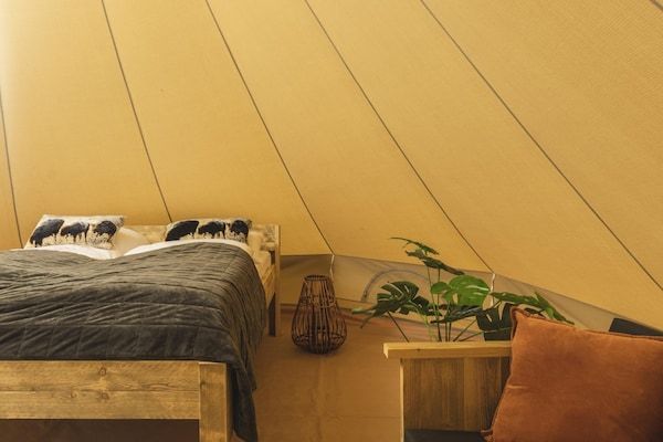 Slaapkamer - Zuna Bell Tent nabij de rivier Regge in Zuna (3)