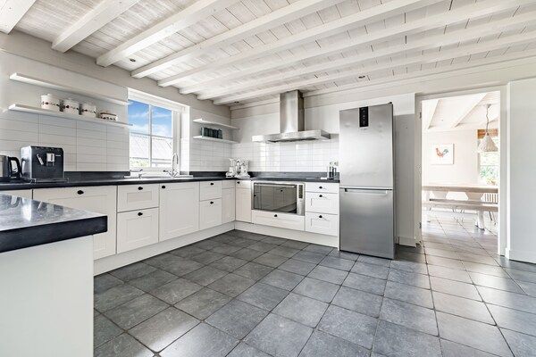 Keuken - Ruime Vakantiewoning De Pauwenhof in Heiloo (4)