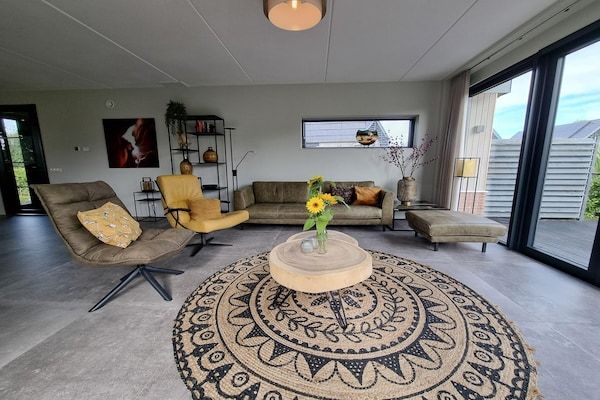 Woonkamer - Watervilla in Balk bij Slotermeer in Balk (3)