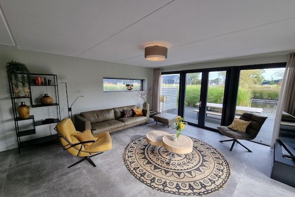Woonkamer - Watervilla in Balk bij Slotermeer in Balk (4)