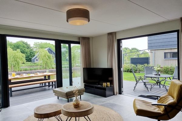 Woonkamer - Watervilla in Balk bij Slotermeer in Balk (5)
