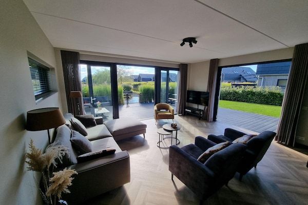 Woonkamer - Eco-villa aan het Slotermeer in Balk (4)