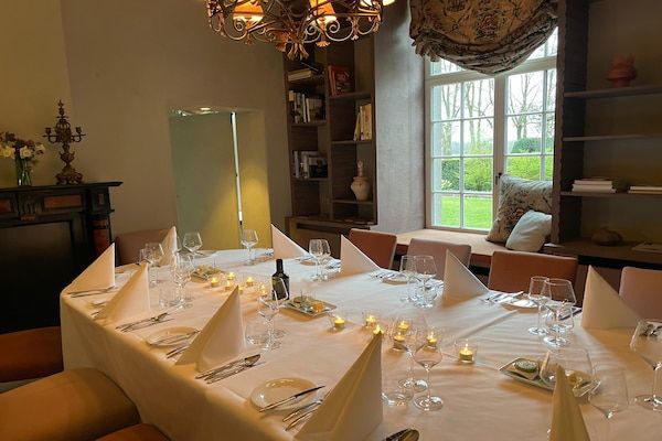 Eetkamer - Statige landhuisboerderij met 16 slaapplaatsen in Schimmert (4)