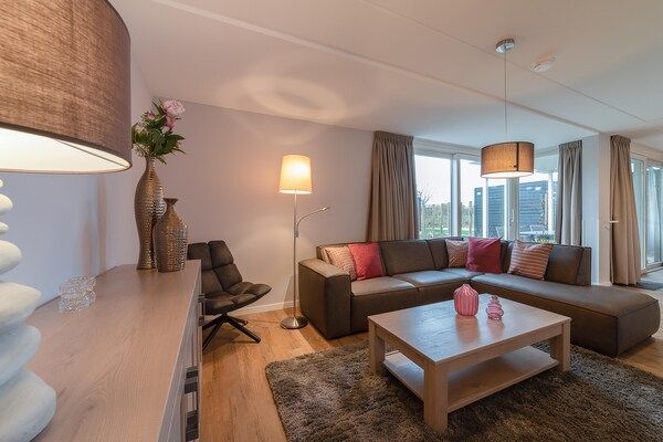 Woonkamer - Villa in Colijnsplaat bij Zee en Sauna in Colijnsplaat (2)