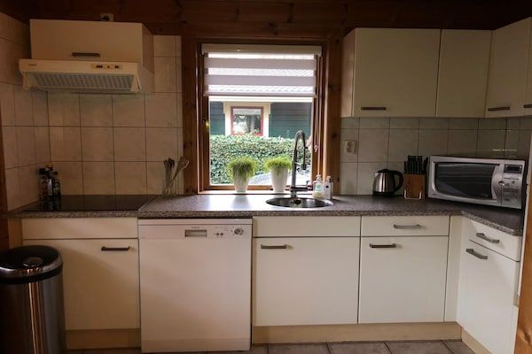 Keuken - Bungalow met omheinde tuin op de Veluwe in Hulshorst (4)
