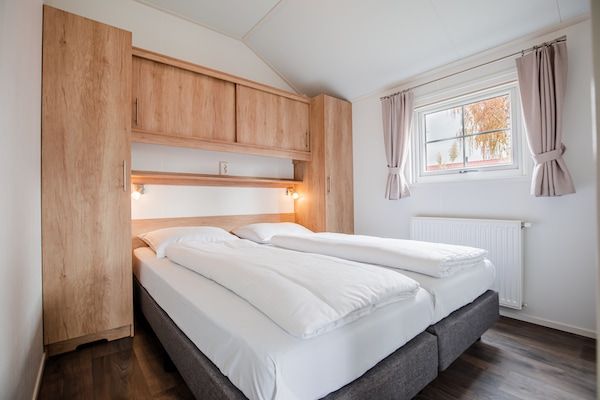 Slaapkamer - Overdekt Terraschalet aan Leukermeer in Well (4)