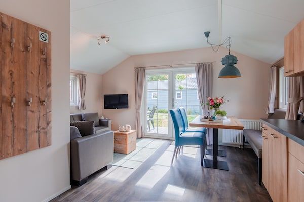 Woonkamer - Overdekt Terraschalet aan Leukermeer in Well (2)