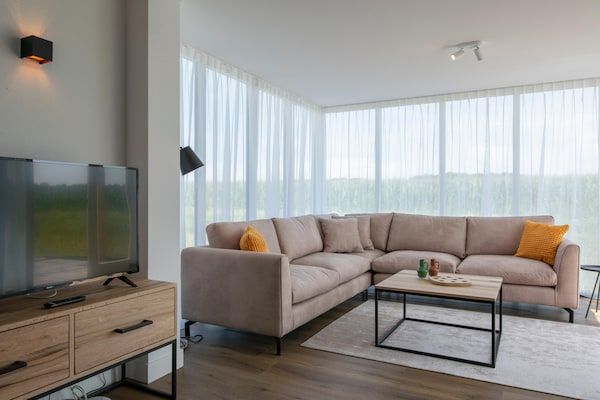 Woonkamer - Villa met rieten dak midden in de natuur in Someren (3)