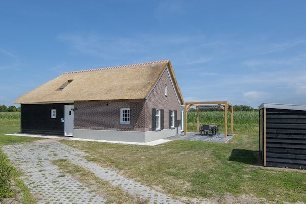 Buitenkant - Villa met rieten dak midden in de natuur in Someren (1)