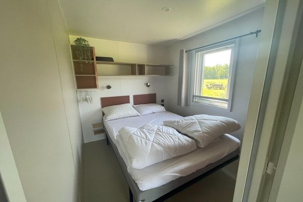 Slaapkamer - Rustig chalet in Schoonloo met terras in Schoonloo (4)