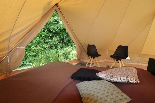 Slaapkamer - Glamourtent in Friese Wouden bij Fietsroute in Twijzel (2)