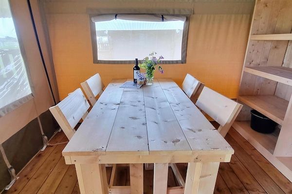 Eetkamer - Luxe glamping nabij de Friese wateren in De Veenhoop (4)
