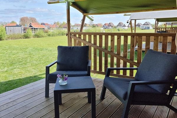 Terras - Luxe glamping nabij de Friese wateren in De Veenhoop (2)
