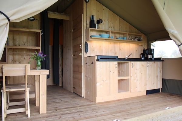 Woonkamer - Luxe glamping nabij de Friese wateren in De Veenhoop (3)