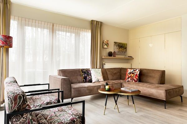 Woonkamer - Bungalow bij De Alde Feanen met Spa in Friesland (2)