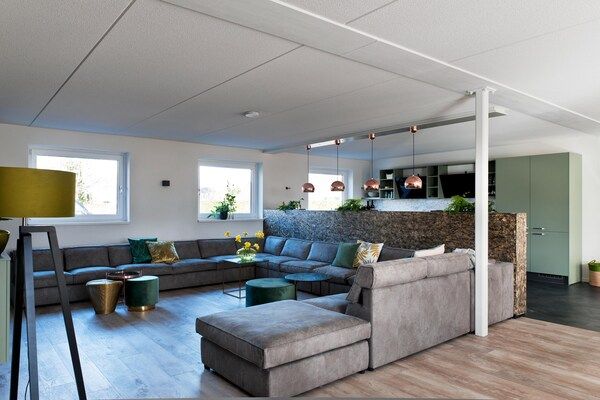 Woonkamer - Luxe groepswoning met sauna en hottub in Groningen (2)