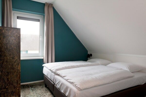 Slaapkamer - Luxe groepswoning met sauna en hottub in Groningen (5)