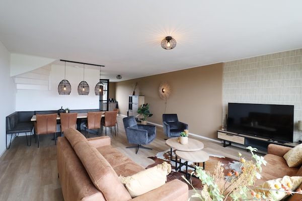 Woonkamer - Twee naast elkaar gelegen luxe villa's in Friesland in Leons (5)