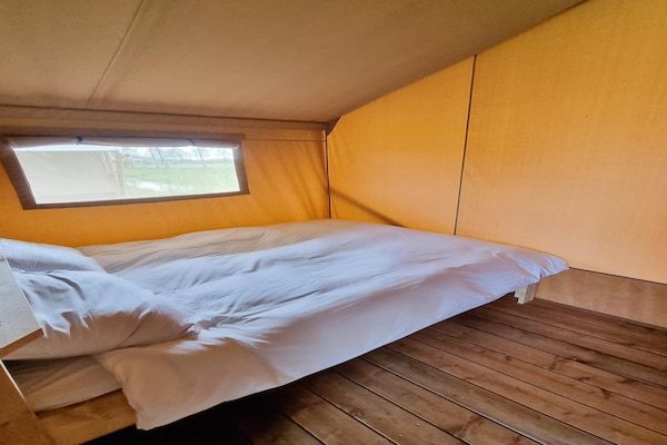 Slaapkamer - Luxe glamping nabij de Friese wateren in De Veenhoop (3)