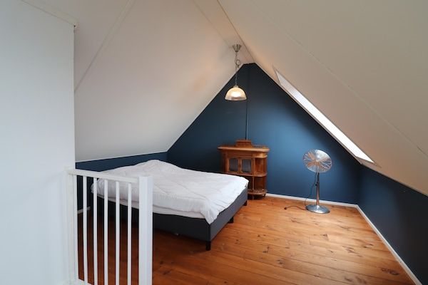Slaapkamer - Vakantiehuis in Grou met ruime tuin en sauna in Gou (3)