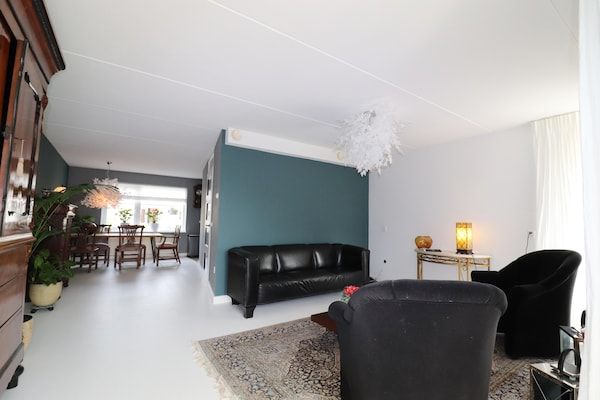 Woonkamer - Vakantiehuis in Grou met ruime tuin en sauna in Gou (1)