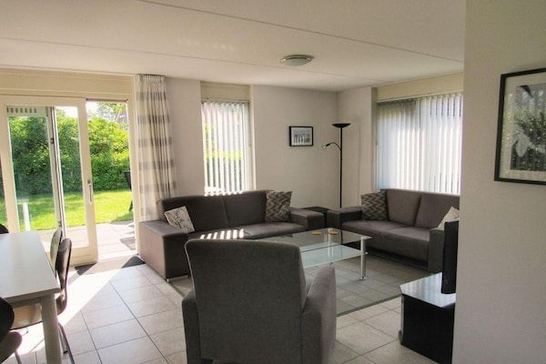 Woonkamer - Huis in Breskens bij Zeeuwse kust in Breskens (2)