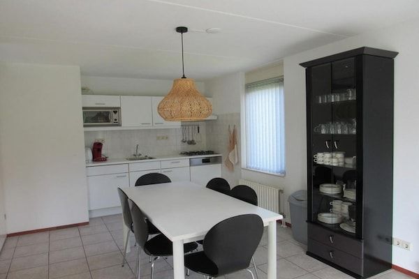 Eetkamer - Huis in Breskens bij Zeeuwse kust in Breskens (3)