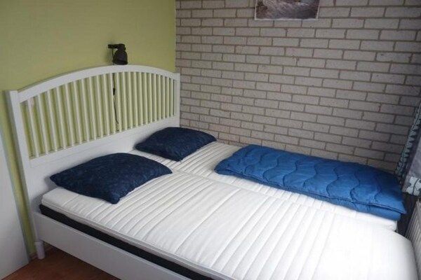 Slaapkamer - Vakantiehuis in Schoneveld met Tuin in Breskens (4)
