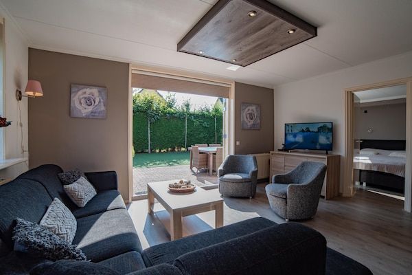Woonkamer - Heerlijk vakantiehuis met bubbelbad in Wemeldinge (2)