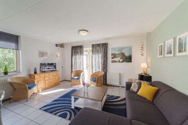 Woonkamer - Vakantiehuis in Zeeland met ruime tuin in Wemeldinge (2)